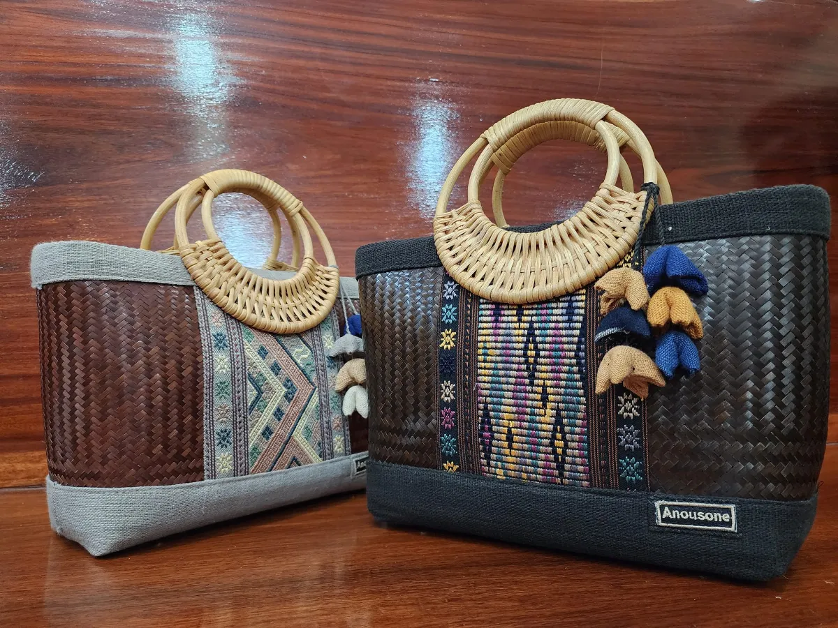 Saw this locally made beaded bag and I just loved the design. Thought  people would appreciate unique handicraft bags! : r/handbags
